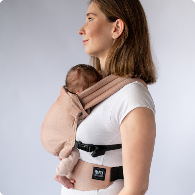 QUSY MINI 2.0 CARAMEL TWILL nosidełko regulowane 100% bambus 0-24 m 2.webp