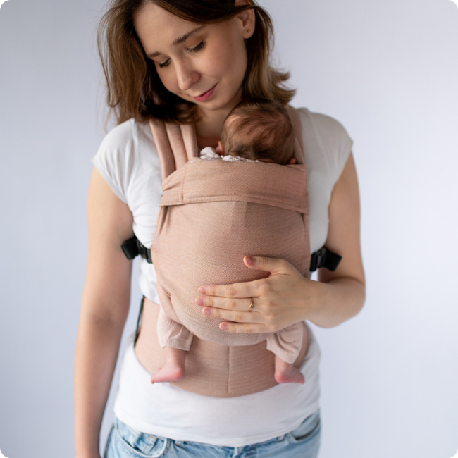 QUSY MINI 2.0 CARAMEL TWILL nosidełko regulowane 100% bambus 0-24 m 1.webp