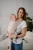 Modelka-nosi-dziecko-w-ergonomicznym-nosidle-KAVKA-handy-vanilla-twill----bezowe-nosidlo-z-bialym--wzorem-w-drobna-jodelke--a-beige-baby-carrier-with-white-twill--pattern.webp